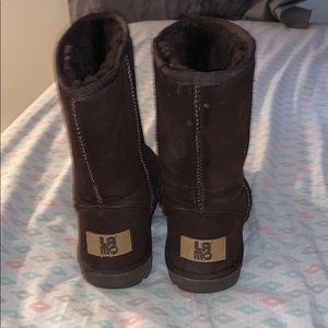 Brown boots with rubber sole